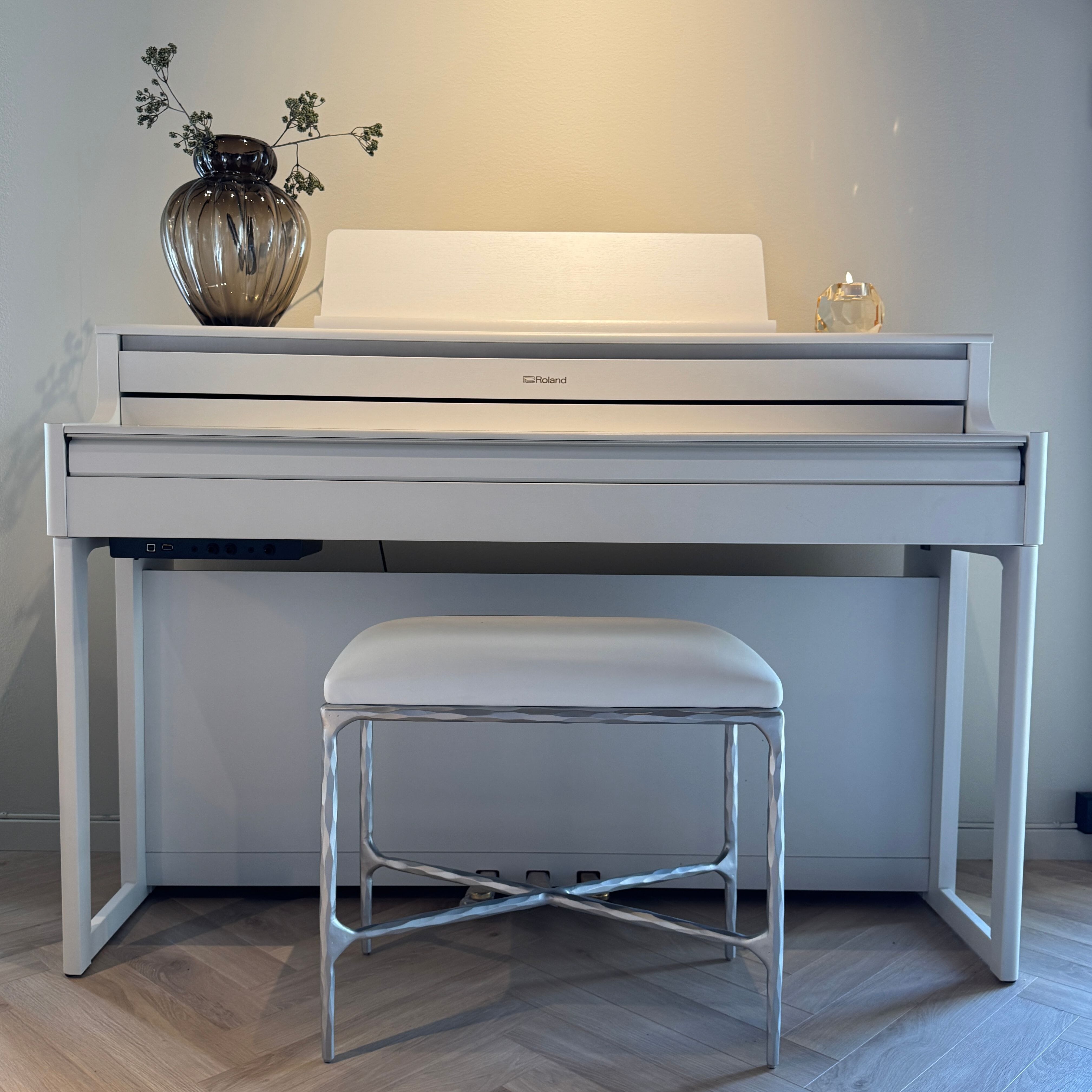 Roland HP704-WH - Silver Cream - Europepiano.no