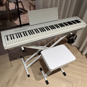 Roland FP30X Hvit Pakke med krysstativ