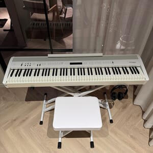 Roland FP60 X hvit pakke med kryssstativ