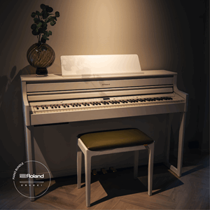 Roland HP704 Hvit Interiør Krakki Pianopakke